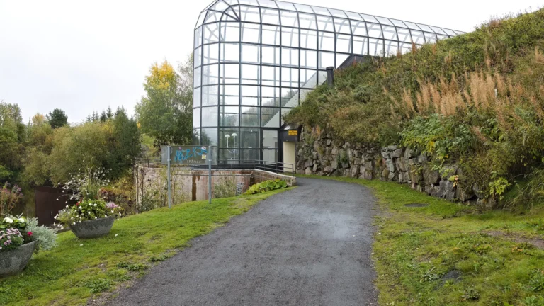 Der Glastunnel des Arktikum in Rovaniemi